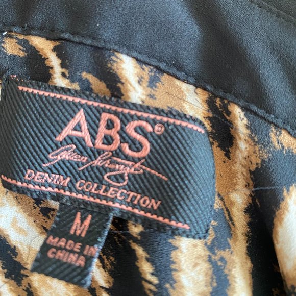 ABS Animal Print Button Up Blouse ๐๐
- Picture 3 of 11